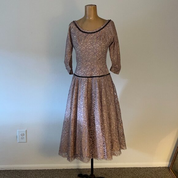 Vintage Mauve Lace Dress with Scoop Neck and Full Skirt - Trimmed  in Velvet - S - Picture 1 of 7